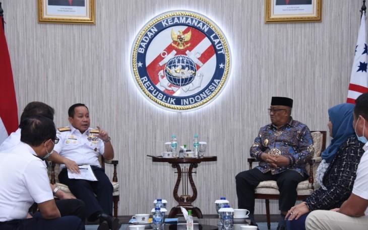 Kepala Bakamla RI Laksdya TNI Dr. Aan Kurnia saat menerima Audiensi dari Walikota Tidore Kepulauan Capt. H. Ali Ibrahim, M.H. Pertemuan berlangsung di Aula I Mabes Bakamla RI, Jakarta Pusat, Rabu (31/8/2022).