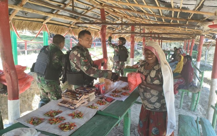 Satgas Yonif Mekanis 203/AK saat mebantu masyarakat Papua