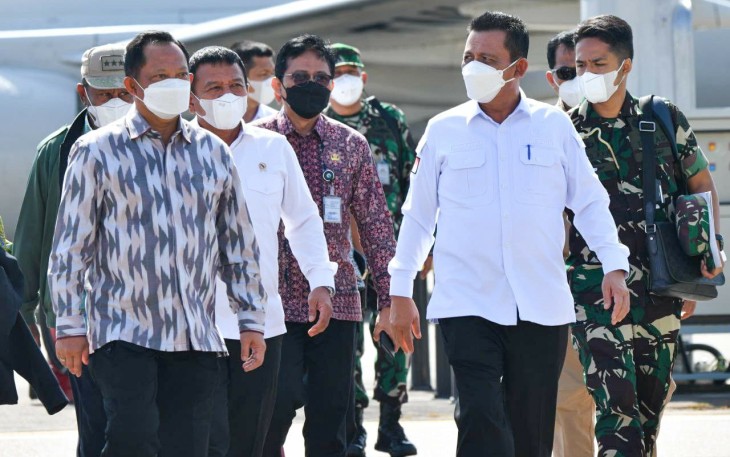 Gubernur prov Kepri H .Ansar Ahmad sambut kedatangan Mentri di bandara Batam