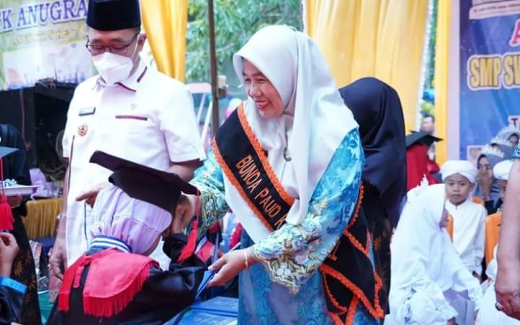 Ketua PKK Labusel saat Hadiri Pelepasan Siswa TK dan SMP Swasta Anugrah Tanjung Medan 
