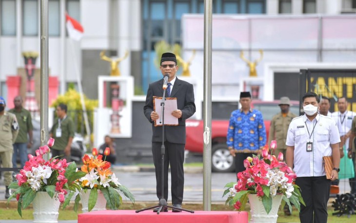 Plt Dirjen PKTrans Rajumber Prihatin memimpin upacara Puncak peringatan Hari Bhakti Transmigrasi (HBT) ke-72 digelar di Lapangan Kapsul Waktu Kabupaten Merauke Provinsi Papua Selatan, Senin (12/12/2022)