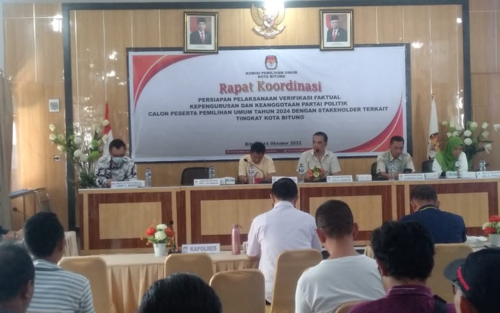 Ketua KPU Kota saat memimpin rakor