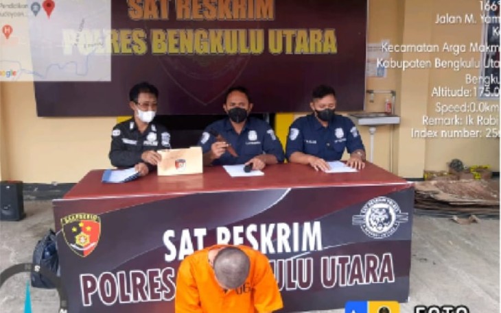 Kanit Tipidter IPDA Edi Permana, SH., didampingi Kasi Humas Polres Bengkulu Utara Akp Mukh. Asnawi, serta Kanit Pidum Sat Reskrim Ipda Fauzan Maulana, S.Trk l., saat press conference yang digelar Rabu (13/07/22).