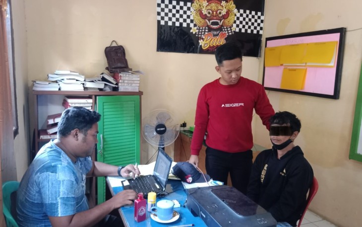 Terduga Pelaku saat diperiksa penyidik