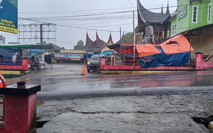 Posko pelayanan Operasi Lilin Singgalang Simpang Maninjau Diterjang angin kencang.