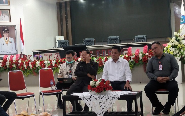 Pejabat Sekda kota Bitung, Ir. IGN. Rudy Theno ST.MT (tengah kemeja putih) di dampingi Asisten 1 saat ngopi sore bersama wartawan