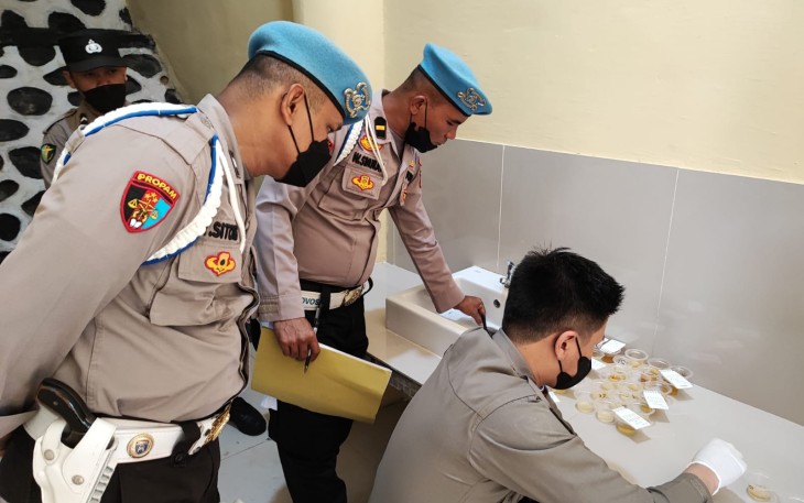 Personil Ops Antik Nala 2022 saat Lakukan Tes Urine