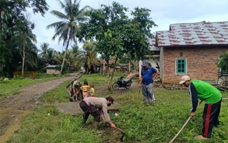 Pilar Desa Gunung Kembang bersama Warga saat Gotong Royong Bersihkan Lingkungan