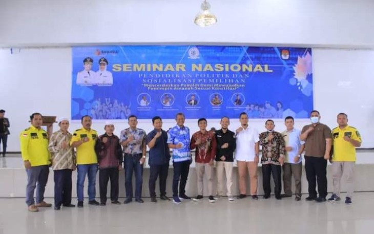 Foto bersama seusai Seminar Nasional Pendidikan Politik dan Sosialisasi Pemilihan 