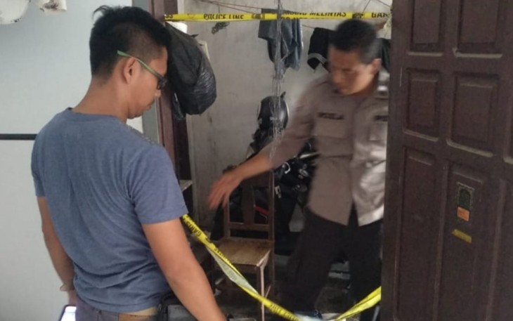 Polsek Selebar saat melakukan Olah TKP dan memasang garis polisi.
