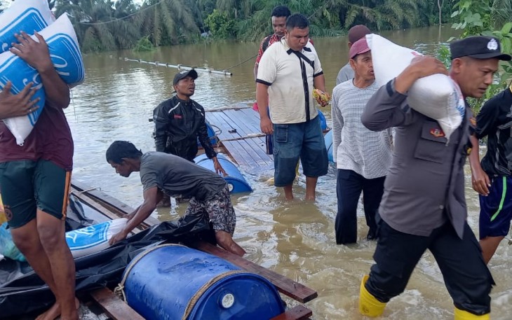 Bripka Fadli Mulyono saat turut menyalurkan bantuan Kepada Korban Banjir