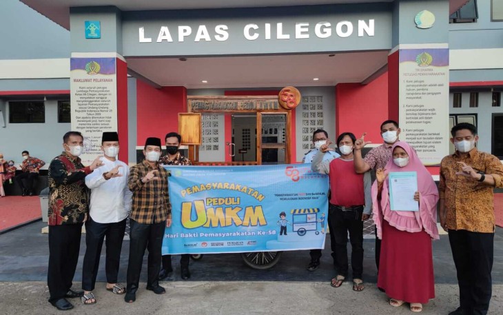 Foto bersama pemberian Bantuan Gerobak dari Lapas Cilegon ke Pelaku Usaha