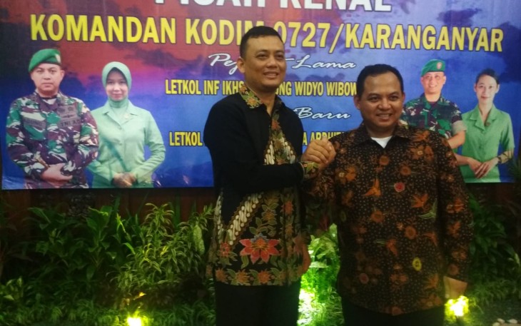 Letkol Inf Andri Army Yudha Ardhitama (kiri) dan Letkol Inf Ikhsan Agung Widyo Wibowo (kanan), dalam acara Pisah Kenal Dandim 0727/Karanganyar, di Pendopo Rumah Dinas Bupati Karanganyar, Selasa (21/6/2022) malam.