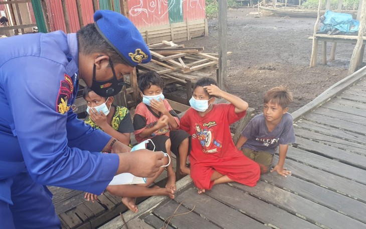 Personel Ditpolairud Sambangi Anak-Anak Sedang Bermain 