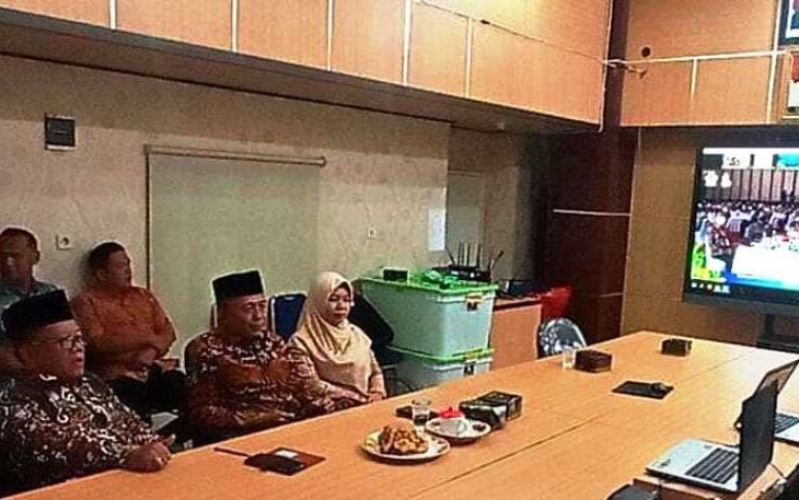 Sekretaris BPKAD Kota Bengkulu Karnadi dan Asisten Administrasi Umum Pemkot Bengkulu Elfyan Toni saat menyimak pemaparan Menteri Keuangan RI Sri Mulyani di Rakernas. Kamis, 22 September 2022. Foto/Dok