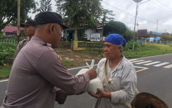 Polsek Taba Penanjung saat Bagikan Beras kepada Warganya