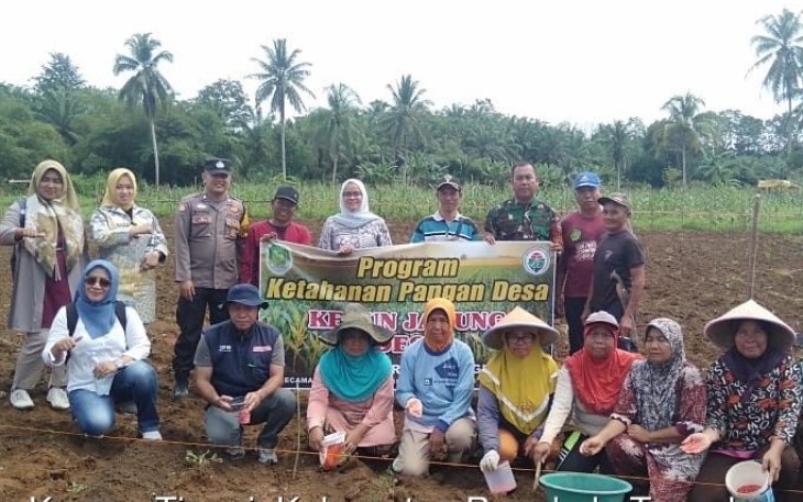 Bhabinkamtibmas Polsek Karang Tinggi saat Tanam Jagung Bersama Warga