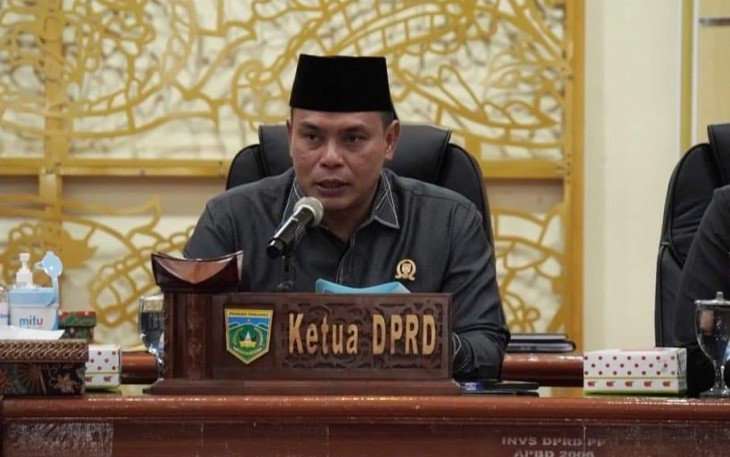 Ketua DPRD Kota Padang Panjang Mardiansyah memimpin rapat paripurna pengesahan tiga Perda dan penetapan Propemperda 2023.