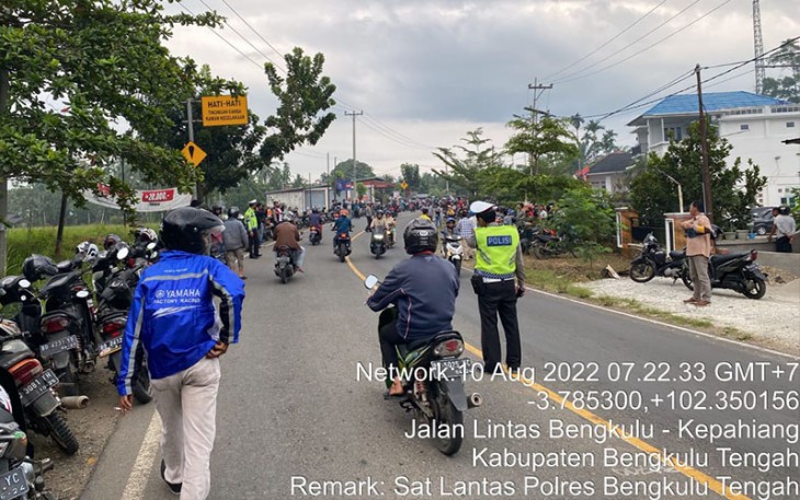 Personel Polres Benteng saat Kawal Unras SPSI Menuju Kantor DPRD Provinsi Bengkulu