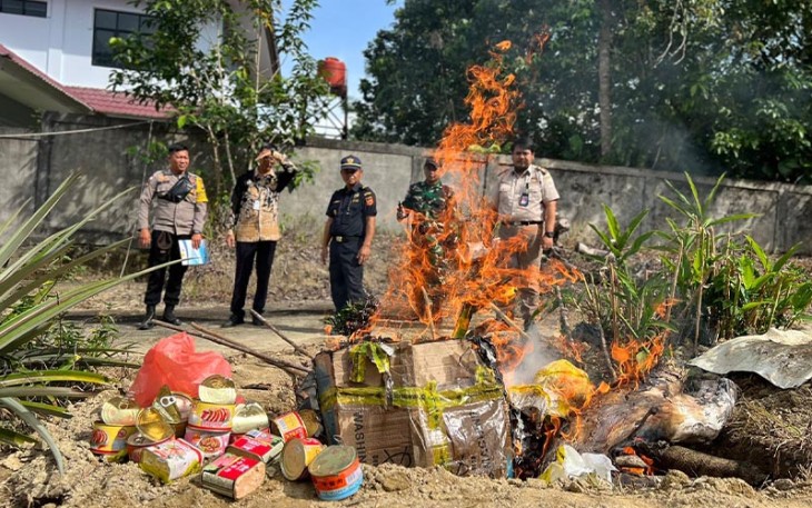 Prajurit Satgas Pamtas Yonif 645/Gty saat Hadiri Pemusnahan Media Pembawa HPHK dan OPTK