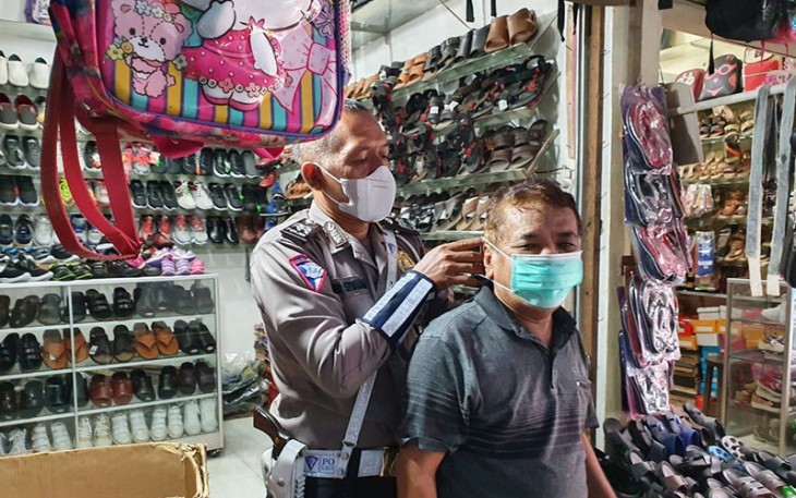 Petugas Sat Lantas Polres Kepahiang saat kenakan langsung masker ke salah seorang warga