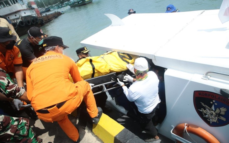 Satu korban dievakuasi pasca ditemukan tim TNI AL dan Tim SAR, Selasa (29/11).