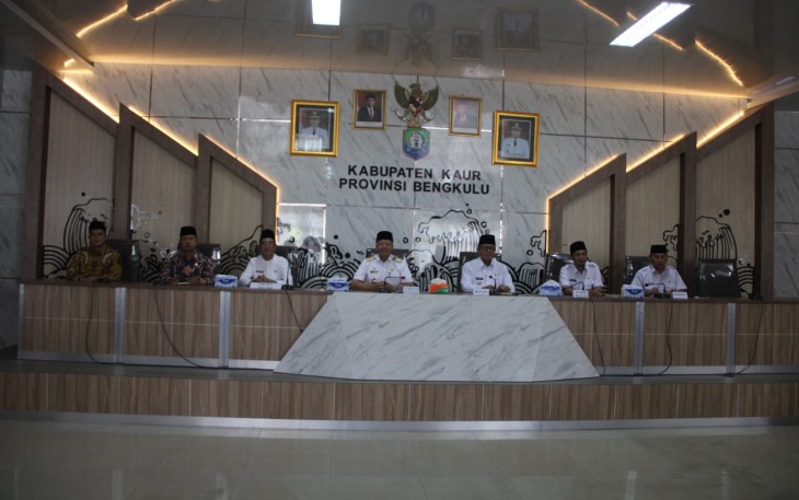 Rapat Koordinasi Kepemerintahan antara Gubernur Bengkulu beserta Jajaran dan Bupati Kaur beserta Jajaran serta unsur Forkopimda Kabupaten Kaur, di Kantor Bupati Kaur, Tanjung Dalam, Rabu (06/04).