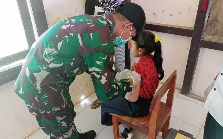 Satgas Pamtas RI-MLY Yonif 645/GTY saat Berikan Layanan Vaksinasi untuk Anak-Anak SDN di Perbatasan