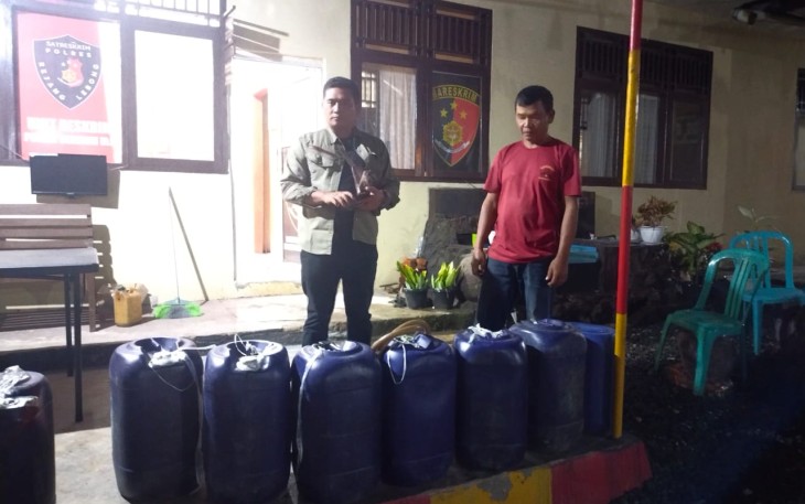 Polisi saat amankan pelaku dan barang bukti di TKP
