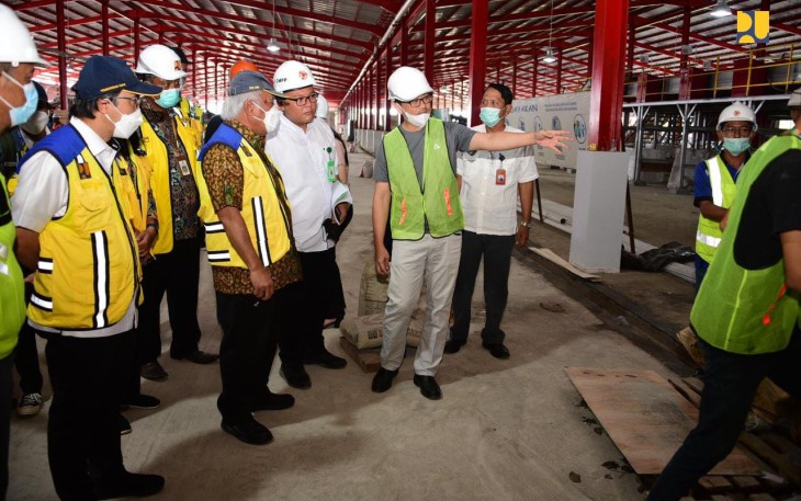 Menteri PUPR Basuki Hadimuljono meninjau pembangunan Tempat Pengolahan Sampah Terpadu (TPST) Kesiman Kertalangu di Denpasar Timur untuk meningkatkan layanan sanitasi di Kota Denpasar, Bali, Rabu (9/11/2022).