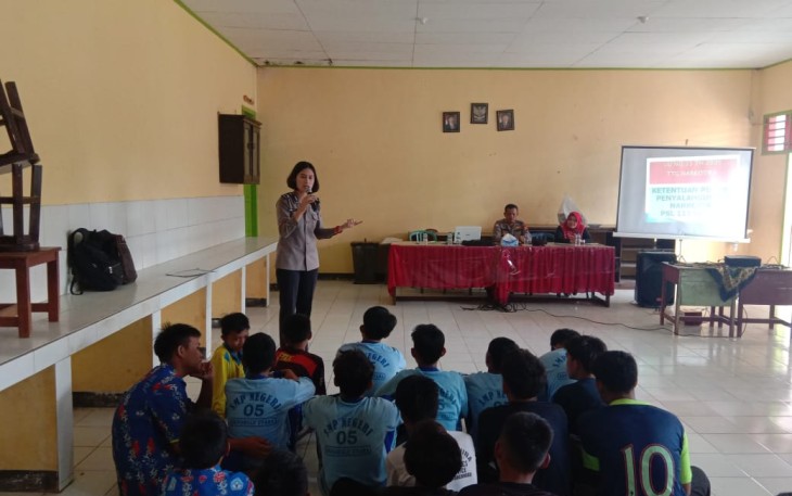 Sat Binmas Polres Bengkulu Utara saat Sampaikan Bahaya Kenakalan Remaja
