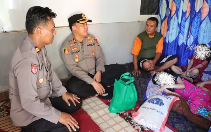 Kapolres Lebong saat beri Bansos ke Warga Desa Kampung Dalam