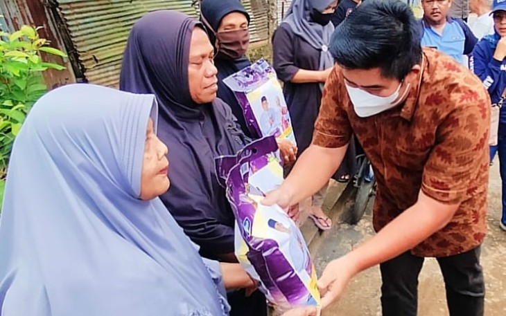 PLT Bupati Bintan Roby Kurniawan SPWK saat membagikan Beras pada warga korban Banjir