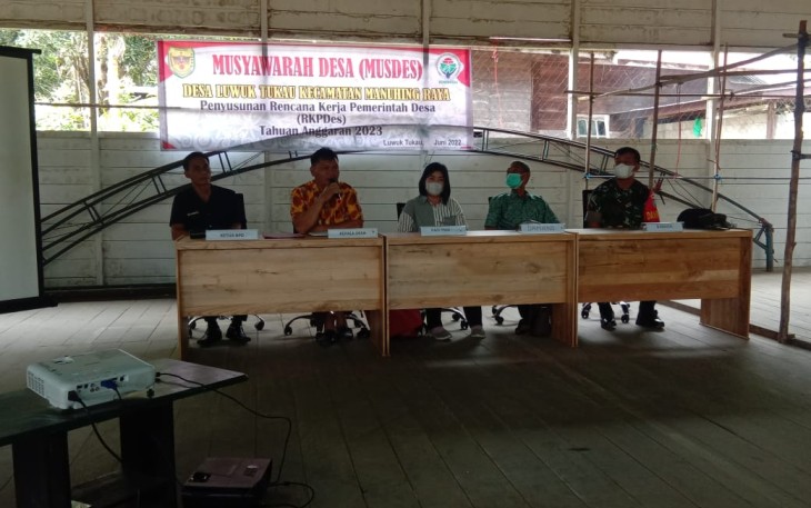 Danramil Manuhing (Paling kanan) saat Hadiri Musdes RKPDes Desa Luwuk Tukau Tahun Anggaran 2023