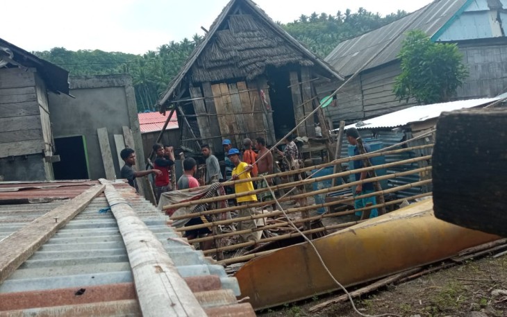 Gotong royong memindahkan dan membangun rumah