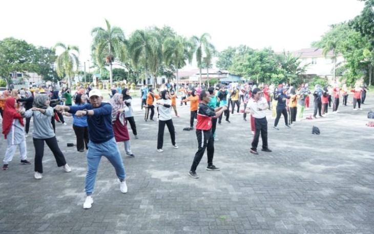 Wakil Bupati Asahan usai mengikuti senam massal tersebut di Halaman Kantor Dinas Pemuda, Olahraga dan Parawisata Kabupaten Asahan, Jum’at (04/11/2022).