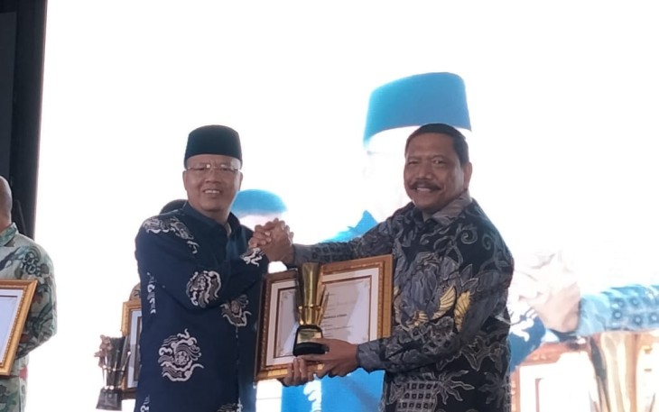 Penyerahan piagam penghargaan oleh Gubernur Rohidin ke Bupati Mian