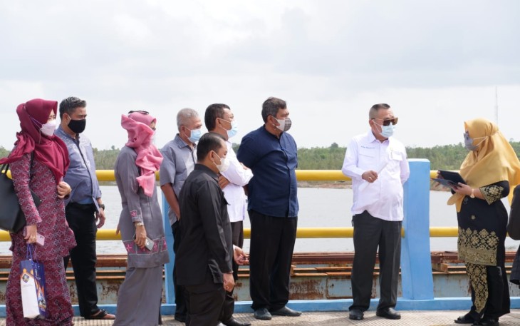  Kepala Dinas PUPR Bintan, Herry Wahyu usai menerima Kunjungan Komisi I DPRD Kepri di Waduk Embung Air Baku Hulu Bukit Batu