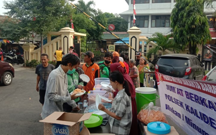Polsek Kalideres saat Bagikan 200 Makanan Siap Saji Untuk Masyarakat