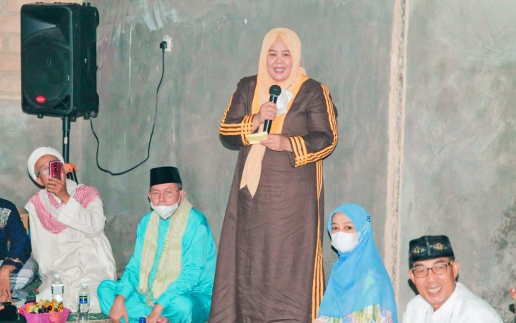 Wakil Gubernur Kepri Hj. Marlin Agustina saat Safari Ramadhan di Masjid Siti Maryam Kabil Batam, Senin (4/4) malam.  