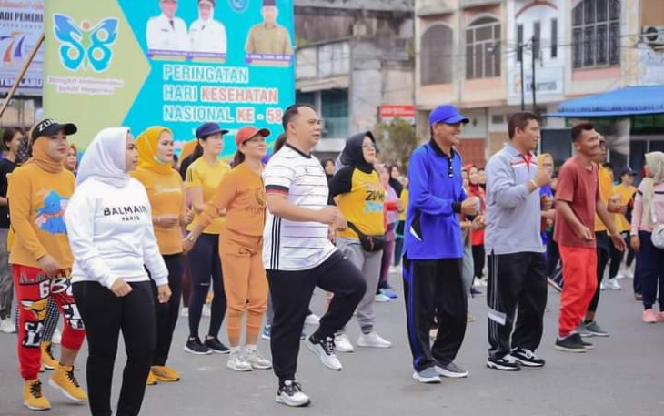 Senam bersama dalam rangka Hari Diabetes Sedunia yang diselenggarakan oleh Pemkab Labuhanbatu, Persani Labuhanbatu dan Tim Tropicana Slim, di Simpang 6 Rantauprapat, Minggu (13/11/2020).