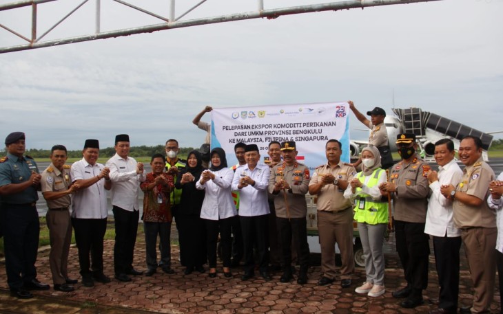 Sekretaris Daerah (Sekda) Provinsi Bengkulu Hamka Sabri, Rabu (26/10/2022) melepas Produk Hasil Perikanan Bengkulu di VIP Bandara Fatmawati Bengkulu.