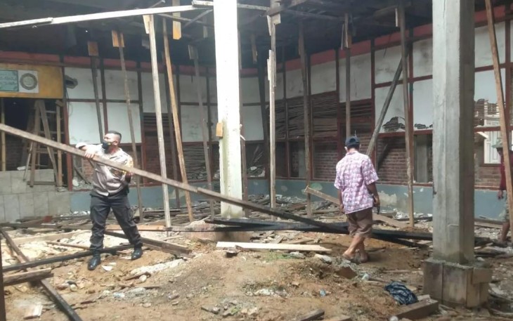 Brigpol Adi saat Gotong Royong Bersama Warga