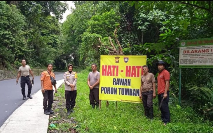 Polisi saat Pasang Spanduk Imbauan di Lokasi Rawan Bencana