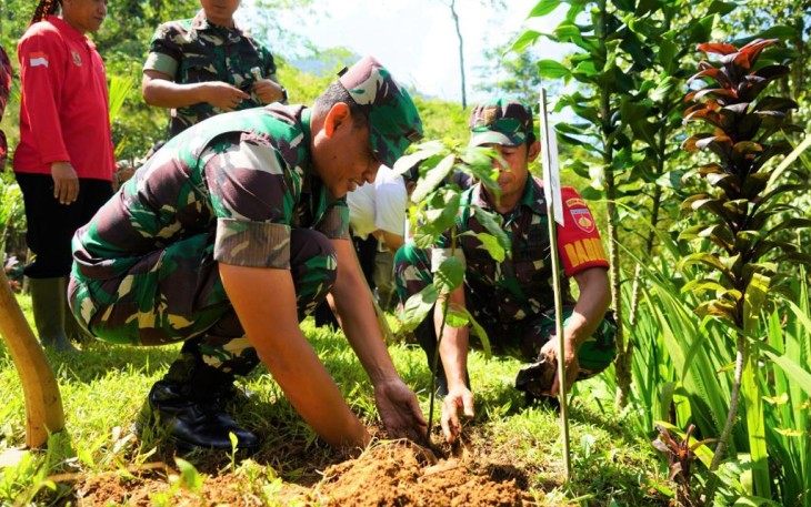 Danrem 071/Wijayakusuma Kolonel Inf Yudha Airlangga, S.E., saat tanam pohon