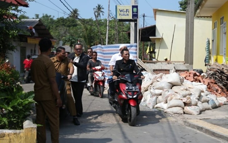 Gubernur Ansar saat lakukan pemantauan Progres Pengerjaan di Lapangan 