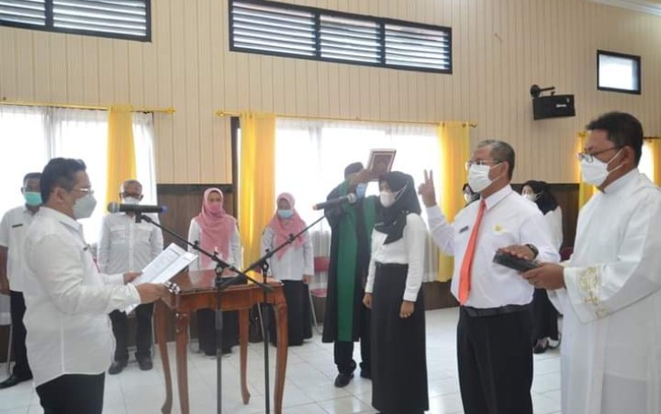Penjabat Sekda Trenggalek, Dr. Andriyanto, SH., M.Kes., saat melantik 12 pejabat fungsional di Aula Setda Trengalek.