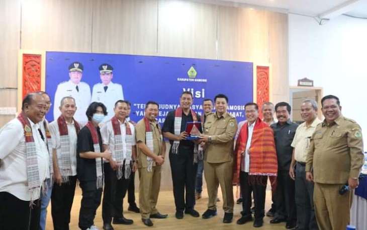 Bupati Samosir Vandiko T. Gultom saat menyambut baik audiensi Tim Percepatan Pembangunan Kabupaten Serdang Bedagai 