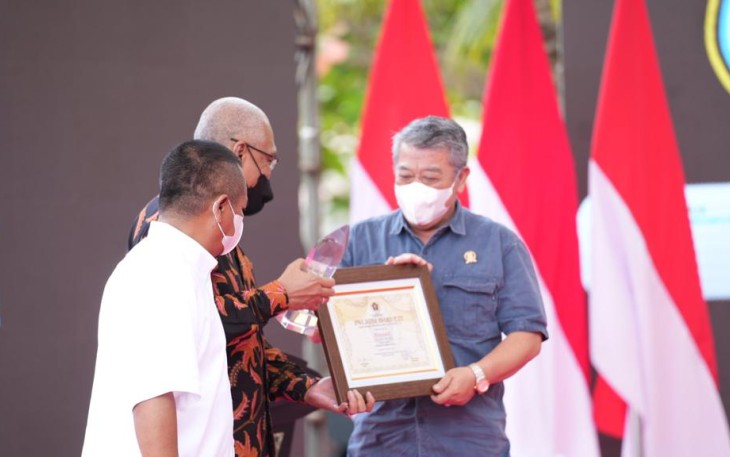 Penyerahan penghargaan PWI Jatim dalam puncak HPN Jatim 2022 di halaman WBL Lamongan, Sabtu (26/03/22) kemarin.