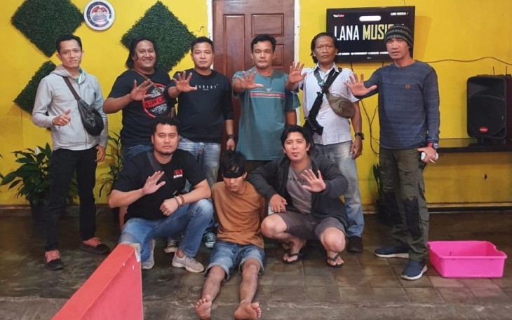 Tersangka (kenakan kaos coklat diborgol) saat diamankan